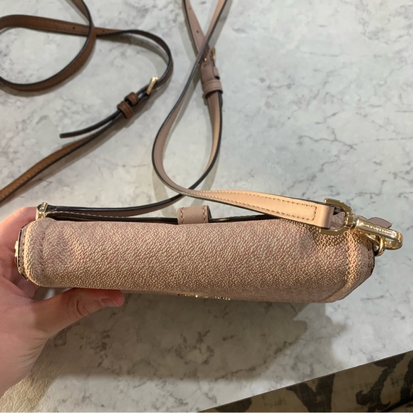 Jet Set Small Two-Tone Logo Smartphone Crossbody Bag - Picture 9 of 13